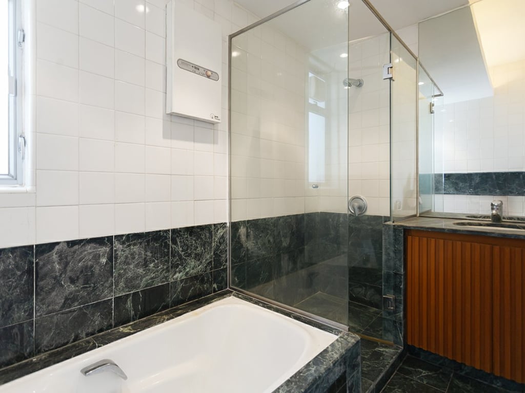 https://img.propertyraptor.com/cdn-cgi/imagedelivery/KD5bF_AFL0JDTbKLWF7z9g/ap8/ap8_001/hornet/prp/img/0f9f9fa44d79be79db27d83f83d7e1f9.jpg/public