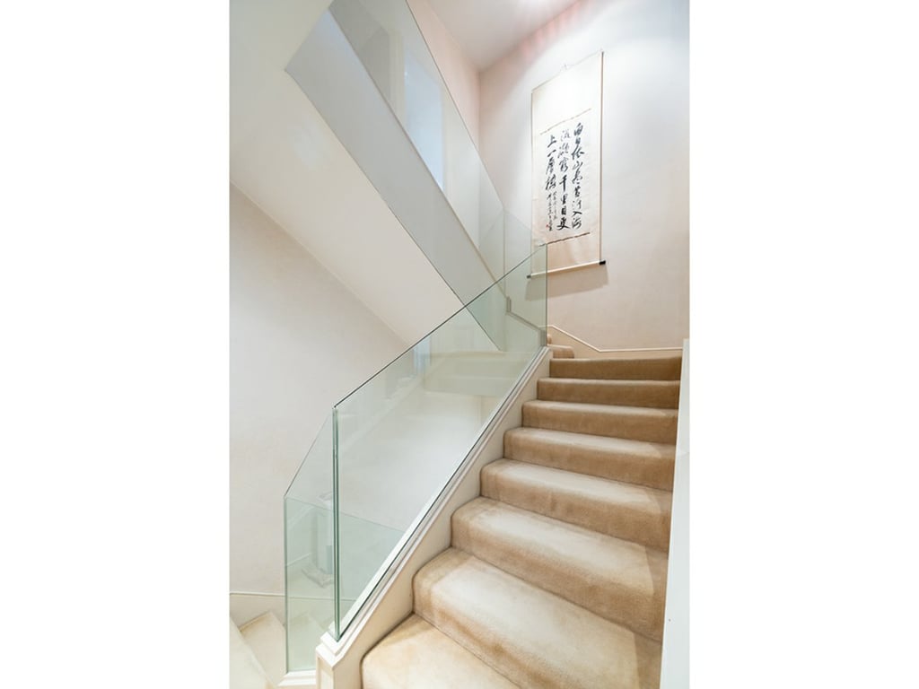 https://img.propertyraptor.com/cdn-cgi/imagedelivery/KD5bF_AFL0JDTbKLWF7z9g/ap8/ap8_001/hornet/prp/img/1043a7f8d1a1af7fedd28ed388a958c1.jpg/public