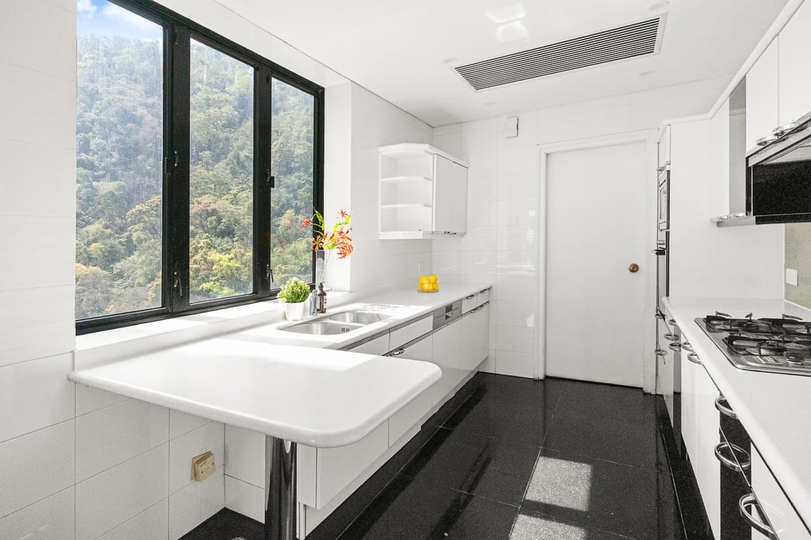 https://img.propertyraptor.com/cdn-cgi/imagedelivery/KD5bF_AFL0JDTbKLWF7z9g/ap8/ap8_001/hornet/prp/img/10637ea5f3587221ed697c6955b2436d-wtm.jpg/public