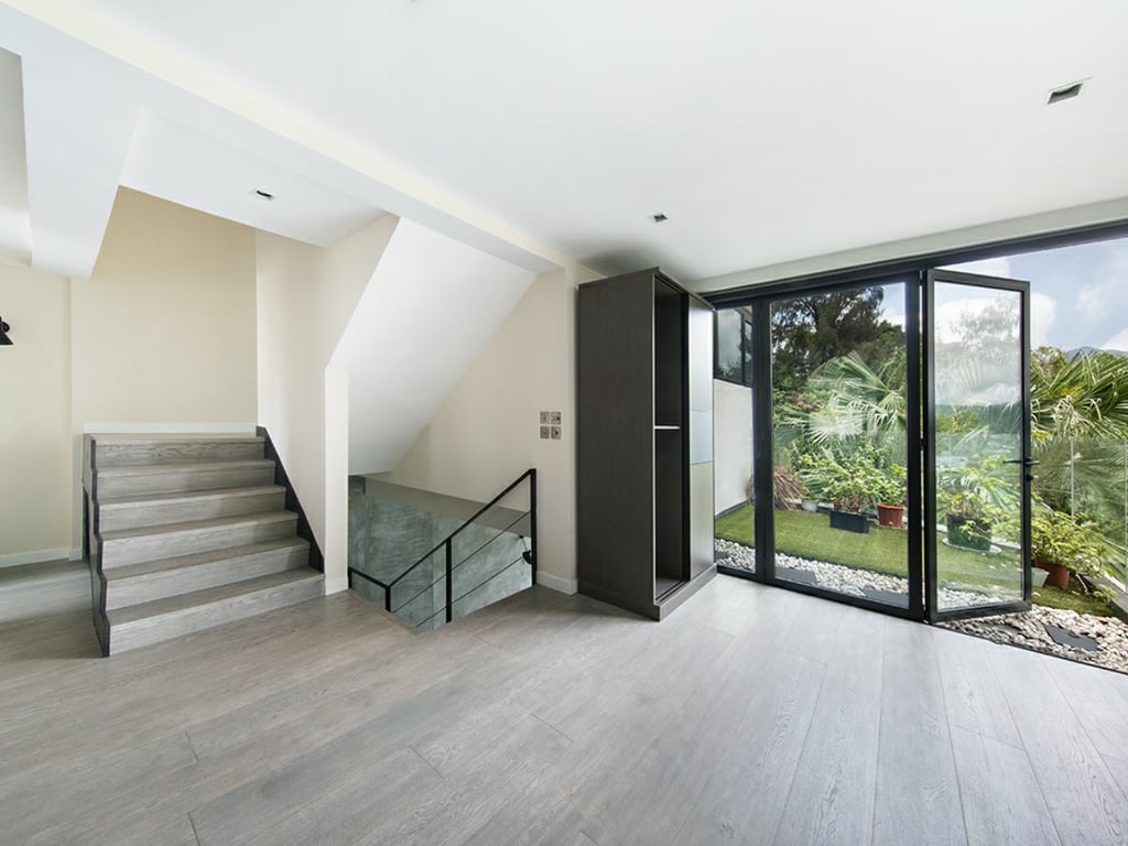 https://img.propertyraptor.com/cdn-cgi/imagedelivery/KD5bF_AFL0JDTbKLWF7z9g/ap8/ap8_001/hornet/prp/img/10819d44a82178fbccd6d434cfc230a4.jpg/public