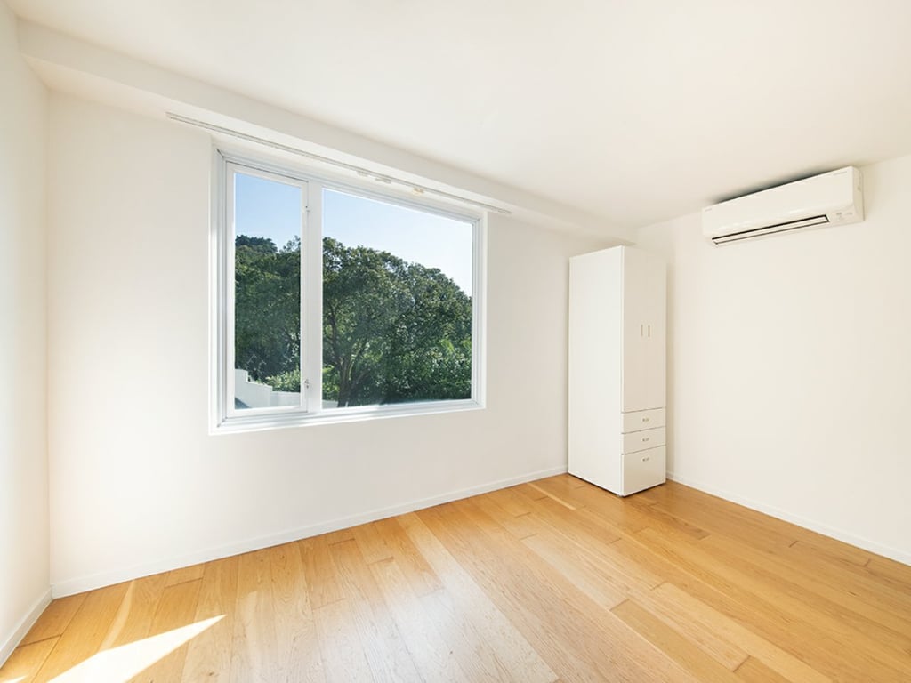 https://img.propertyraptor.com/cdn-cgi/imagedelivery/KD5bF_AFL0JDTbKLWF7z9g/ap8/ap8_001/hornet/prp/img/10ce9eea0a277cf9e52e89c0aaa64f49.jpg/public