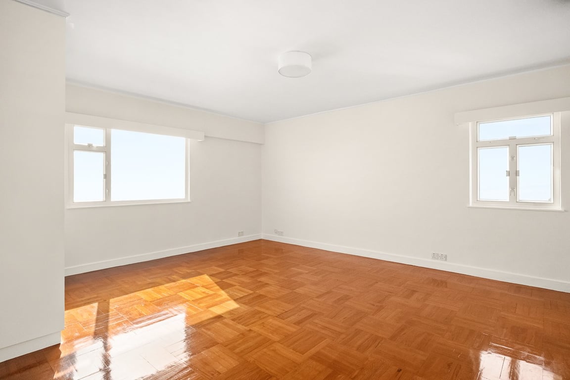 https://img.propertyraptor.com/cdn-cgi/imagedelivery/KD5bF_AFL0JDTbKLWF7z9g/ap8/ap8_001/hornet/prp/img/10db24514bd9233d99e4125e8fe2e46f-wtm.jpg/public