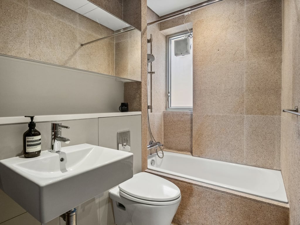 https://img.propertyraptor.com/cdn-cgi/imagedelivery/KD5bF_AFL0JDTbKLWF7z9g/ap8/ap8_001/hornet/prp/img/110b492e2a60efe47de082aadc70f76f.jpg/public