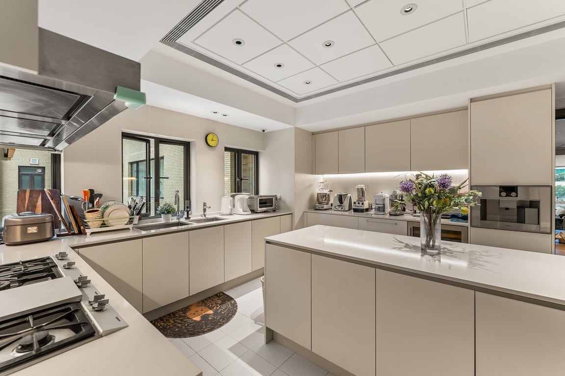 https://img.propertyraptor.com/cdn-cgi/imagedelivery/KD5bF_AFL0JDTbKLWF7z9g/ap8/ap8_001/hornet/prp/img/1115b11d51d736b8422be7239e903a93-wtm.jpg/public