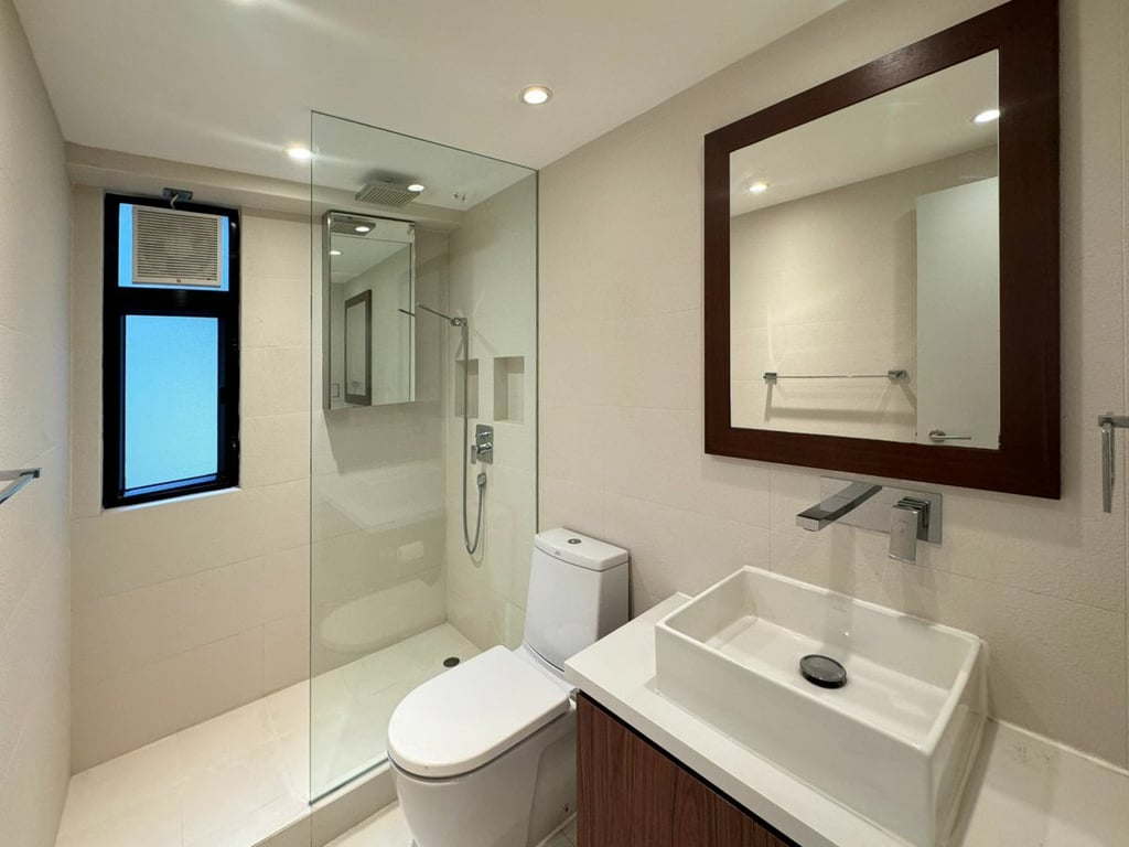 https://img.propertyraptor.com/cdn-cgi/imagedelivery/KD5bF_AFL0JDTbKLWF7z9g/ap8/ap8_001/hornet/prp/img/111eb5223cbe6ba6cd80d5fe6caf6a48.jpg/public