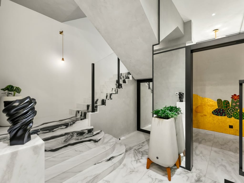 https://img.propertyraptor.com/cdn-cgi/imagedelivery/KD5bF_AFL0JDTbKLWF7z9g/ap8/ap8_001/hornet/prp/img/113f96e0e8c86677b2196c4855f68b79.jpg/public