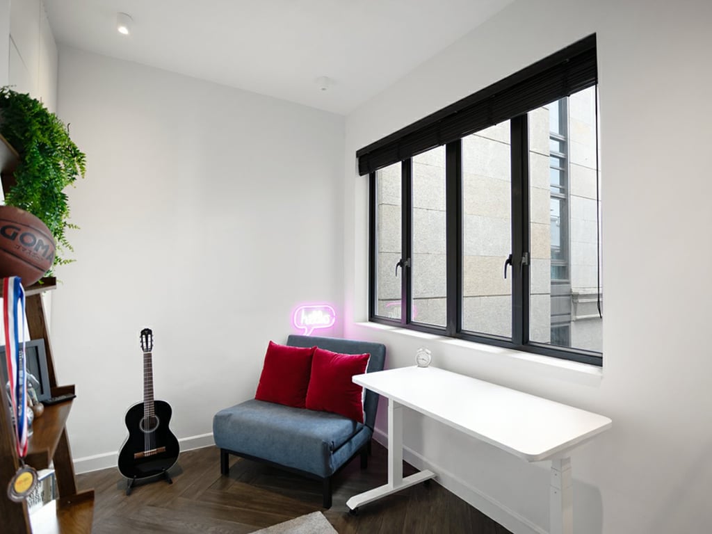 https://img.propertyraptor.com/cdn-cgi/imagedelivery/KD5bF_AFL0JDTbKLWF7z9g/ap8/ap8_001/hornet/prp/img/11432eb51a26eb9cdb3e7f396f5461c8.jpg/public