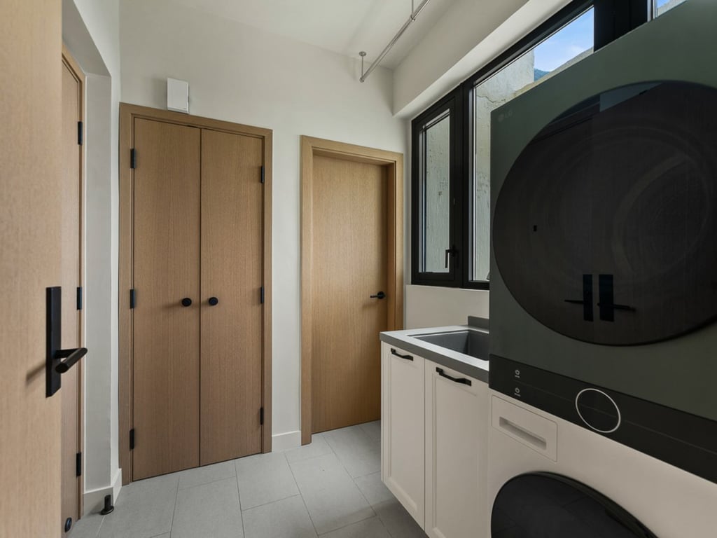 https://img.propertyraptor.com/cdn-cgi/imagedelivery/KD5bF_AFL0JDTbKLWF7z9g/ap8/ap8_001/hornet/prp/img/114f4f90dbd73fbb87265aeda6087914.jpg/public