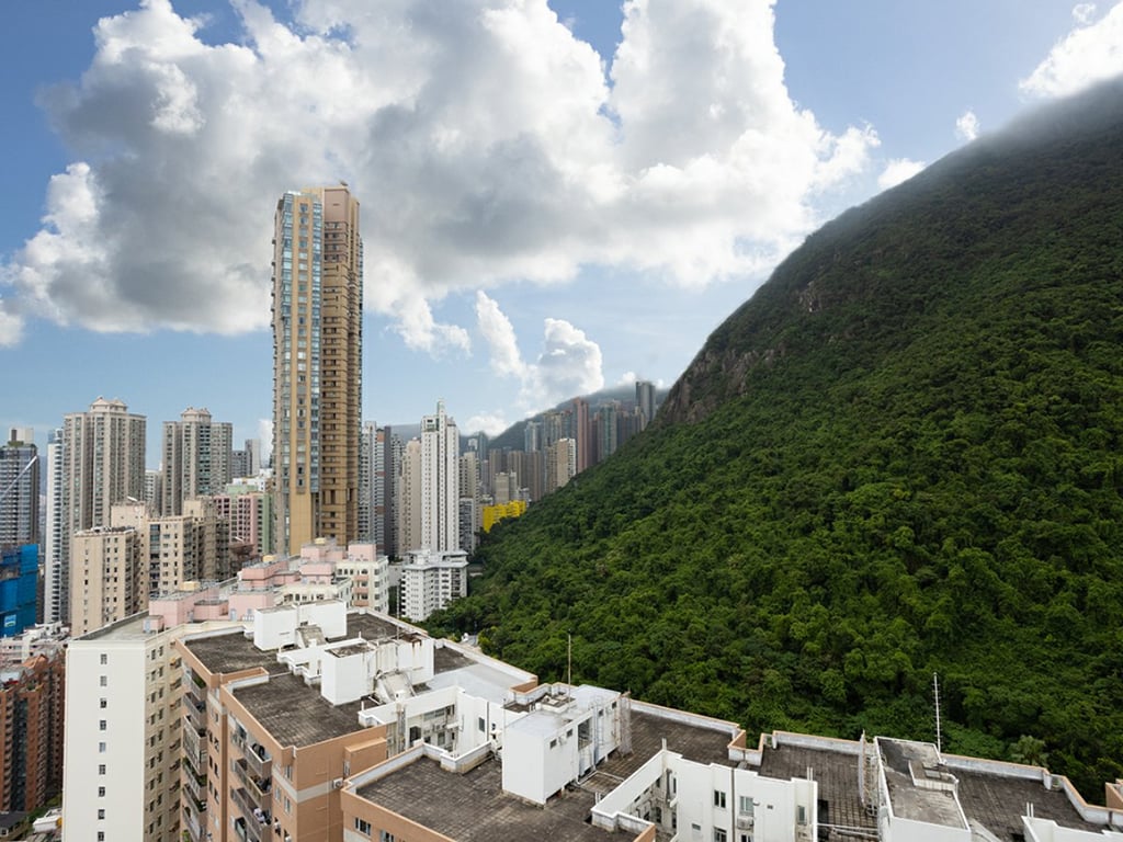 https://img.propertyraptor.com/cdn-cgi/imagedelivery/KD5bF_AFL0JDTbKLWF7z9g/ap8/ap8_001/hornet/prp/img/11be612b7ef5eefcf49c65579c7ceb38.jpg/public
