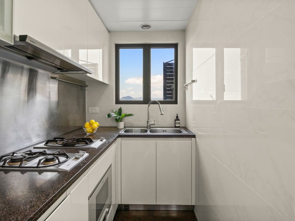 https://img.propertyraptor.com/cdn-cgi/imagedelivery/KD5bF_AFL0JDTbKLWF7z9g/ap8/ap8_001/hornet/prp/img/11c9f5d114502f26e968468015240ddb.jpg/public