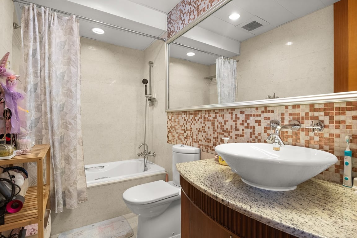 https://img.propertyraptor.com/cdn-cgi/imagedelivery/KD5bF_AFL0JDTbKLWF7z9g/ap8/ap8_001/hornet/prp/img/11d43afcf121bf2529d4aab09b1fe85c-wtm.jpg/public