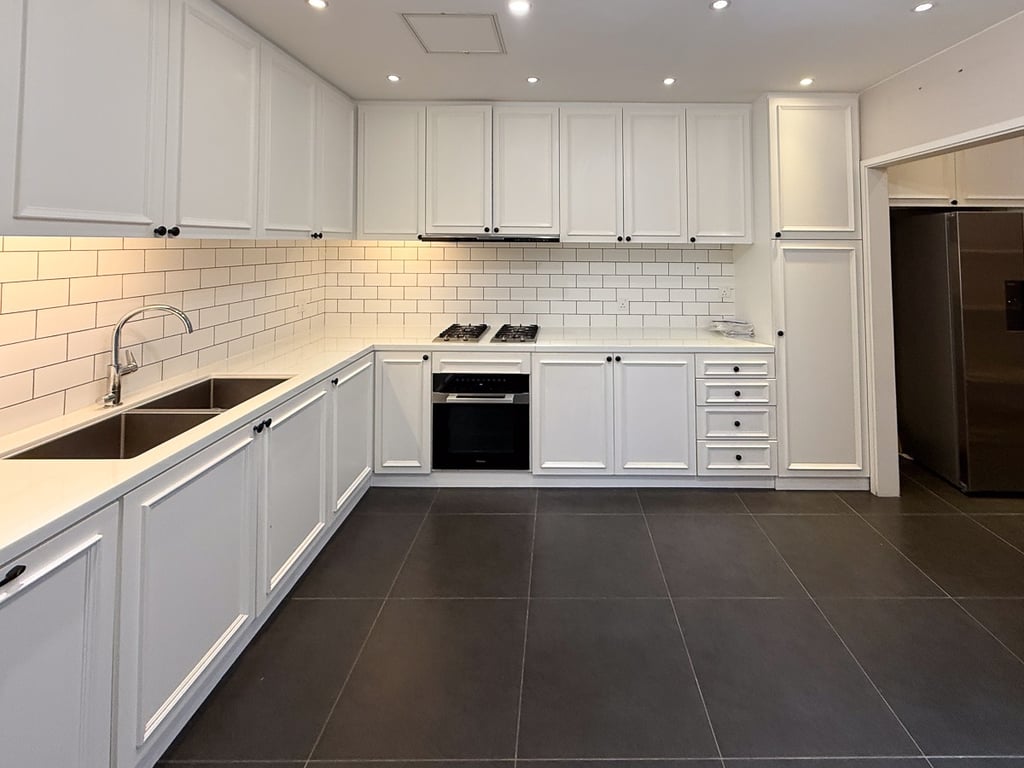 https://img.propertyraptor.com/cdn-cgi/imagedelivery/KD5bF_AFL0JDTbKLWF7z9g/ap8/ap8_001/hornet/prp/img/120eab401f82bc093bfb3db9427564a5-wtm.jpg/public