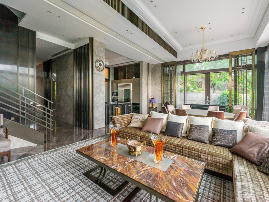 https://img.propertyraptor.com/cdn-cgi/imagedelivery/KD5bF_AFL0JDTbKLWF7z9g/ap8/ap8_001/hornet/prp/img/126b26d3d4a0136b9d47fc34707759ff.jpg/public