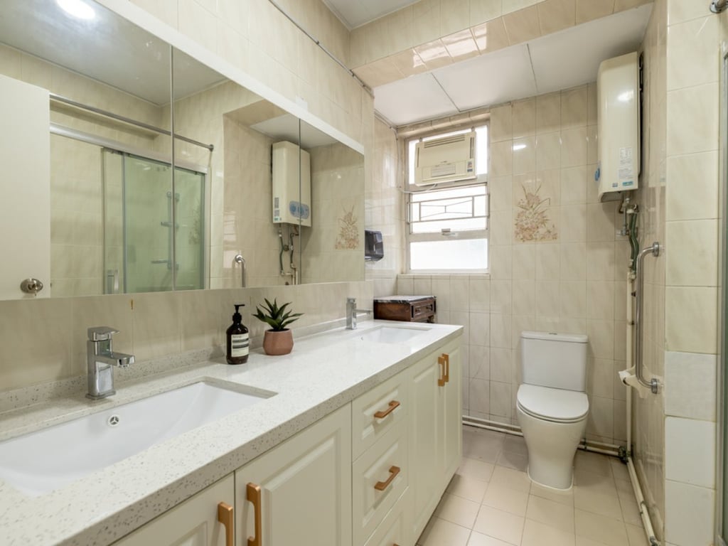https://img.propertyraptor.com/cdn-cgi/imagedelivery/KD5bF_AFL0JDTbKLWF7z9g/ap8/ap8_001/hornet/prp/img/1275a3121ca3568cb9bfa14a87e381bb.jpg/public
