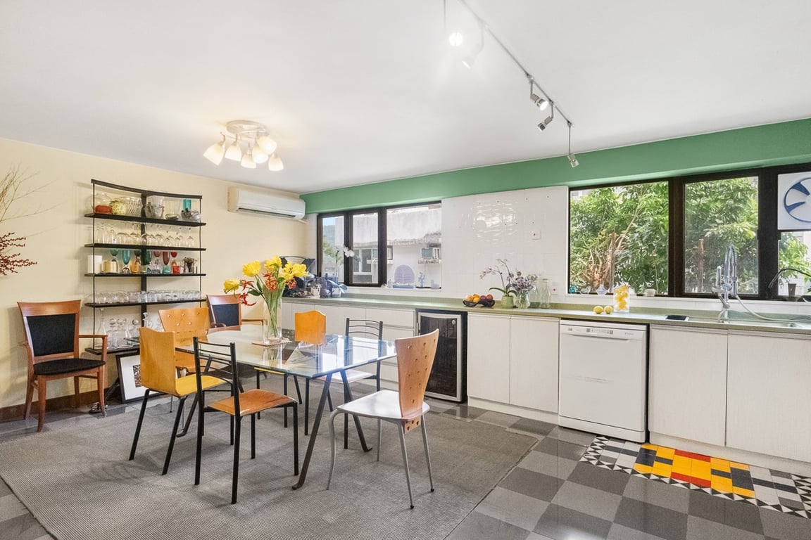 https://img.propertyraptor.com/cdn-cgi/imagedelivery/KD5bF_AFL0JDTbKLWF7z9g/ap8/ap8_001/hornet/prp/img/128da1813634d56adb7ea0403c7a166f-wtm.jpg/public
