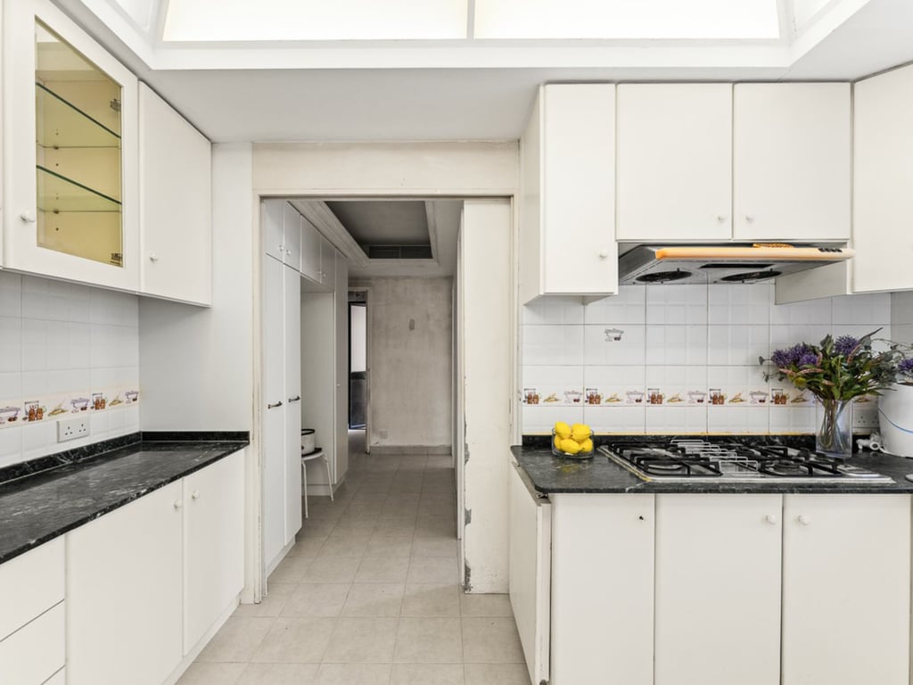 https://img.propertyraptor.com/cdn-cgi/imagedelivery/KD5bF_AFL0JDTbKLWF7z9g/ap8/ap8_001/hornet/prp/img/1334b74f0c5b28316db3dfa91b63e0a7-wtm.jpg/public