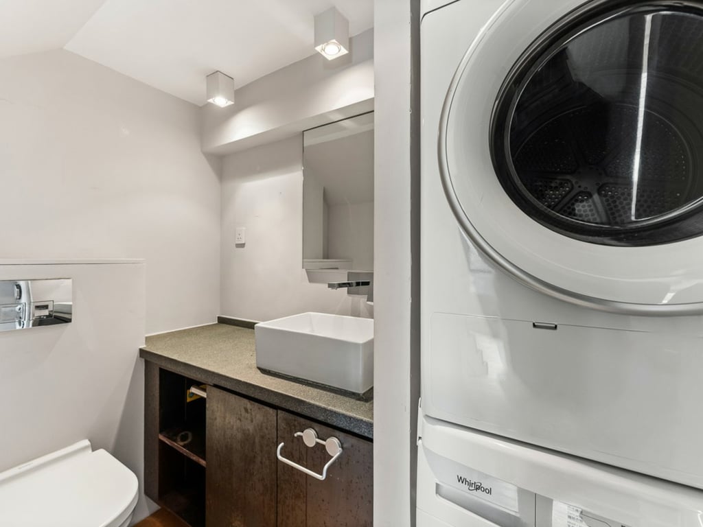 https://img.propertyraptor.com/cdn-cgi/imagedelivery/KD5bF_AFL0JDTbKLWF7z9g/ap8/ap8_001/hornet/prp/img/13a9f84c59f9677d23975ec4439d382f.jpg/public