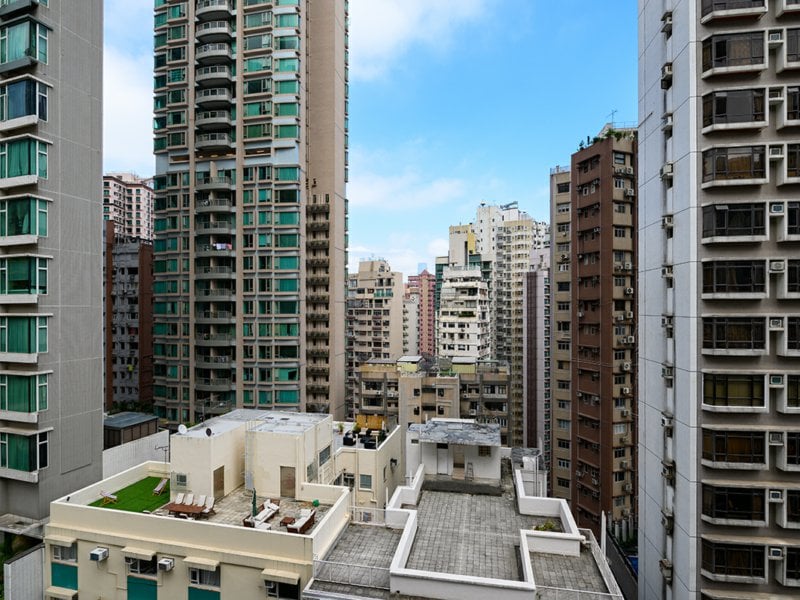 https://img.propertyraptor.com/cdn-cgi/imagedelivery/KD5bF_AFL0JDTbKLWF7z9g/ap8/ap8_001/hornet/prp/img/13b10939bb4edbed96caaf8a1a40110b.jpg/public