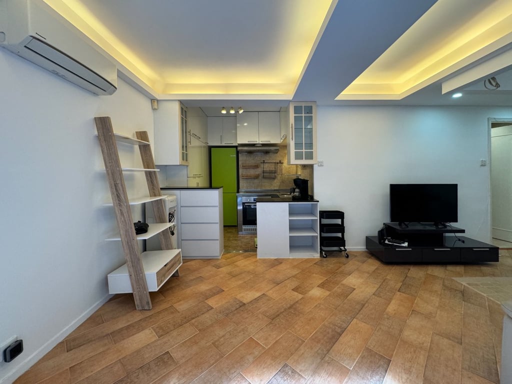 https://img.propertyraptor.com/cdn-cgi/imagedelivery/KD5bF_AFL0JDTbKLWF7z9g/ap8/ap8_001/hornet/prp/img/13da06a346881b19a033dcc5a72ad85c.jpg/public