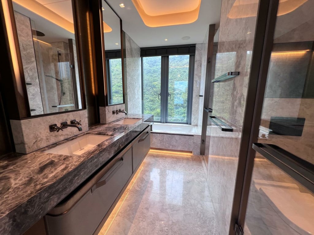 https://img.propertyraptor.com/cdn-cgi/imagedelivery/KD5bF_AFL0JDTbKLWF7z9g/ap8/ap8_001/hornet/prp/img/13f11da25b9f710532e27598878d9758.jpg/public