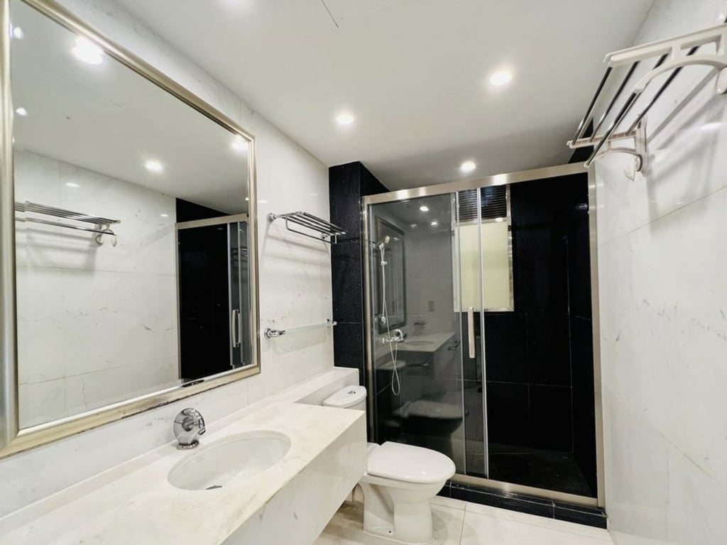 https://img.propertyraptor.com/cdn-cgi/imagedelivery/KD5bF_AFL0JDTbKLWF7z9g/ap8/ap8_001/hornet/prp/img/14317263fef263964b33389c8a9c843e.jpg/public