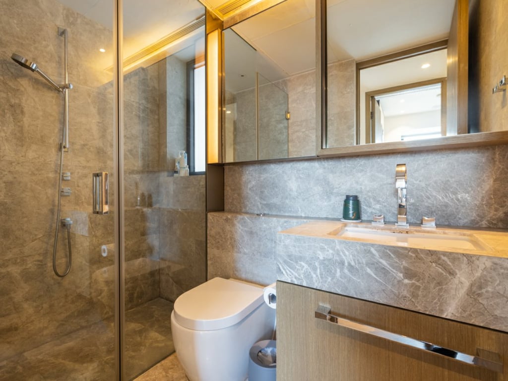 https://img.propertyraptor.com/cdn-cgi/imagedelivery/KD5bF_AFL0JDTbKLWF7z9g/ap8/ap8_001/hornet/prp/img/14954cbfaa5429aa13d7f5b949dad544.jpg/public