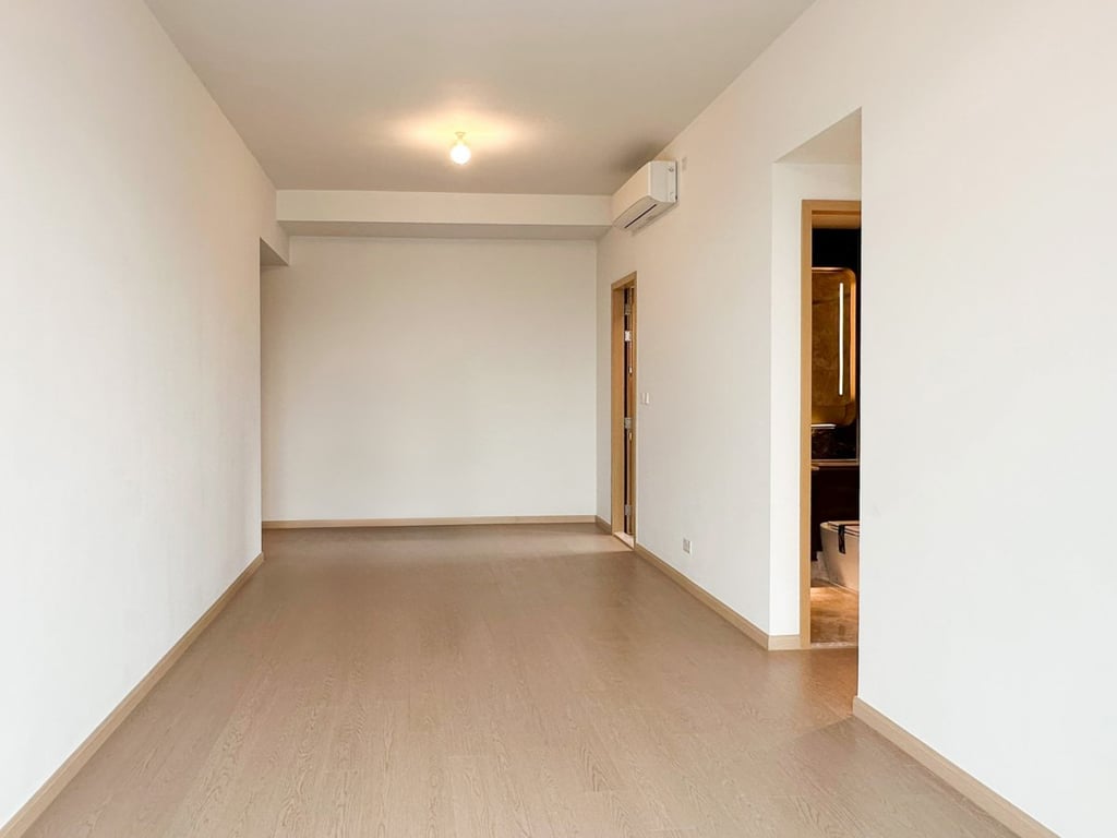 https://img.propertyraptor.com/cdn-cgi/imagedelivery/KD5bF_AFL0JDTbKLWF7z9g/ap8/ap8_001/hornet/prp/img/150b8133f8db2f3bca618db52b531d41.jpg/public