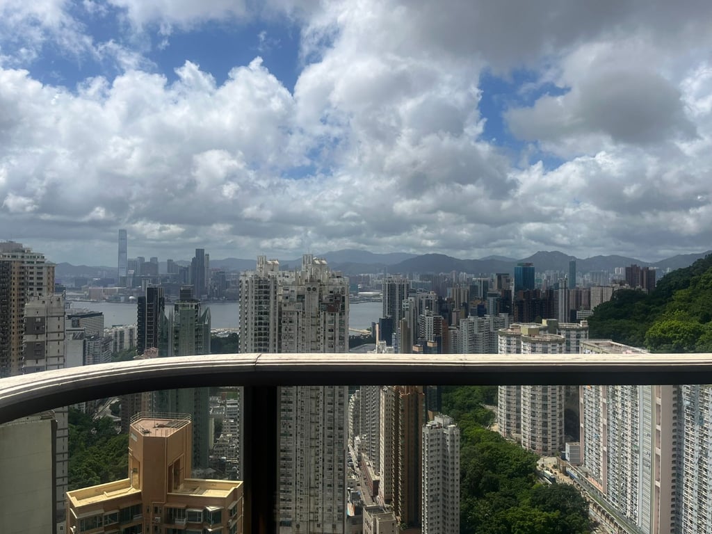 https://img.propertyraptor.com/cdn-cgi/imagedelivery/KD5bF_AFL0JDTbKLWF7z9g/ap8/ap8_001/hornet/prp/img/156bbb824af82f83bb3ad2773a35df00-wtm.jpg/public