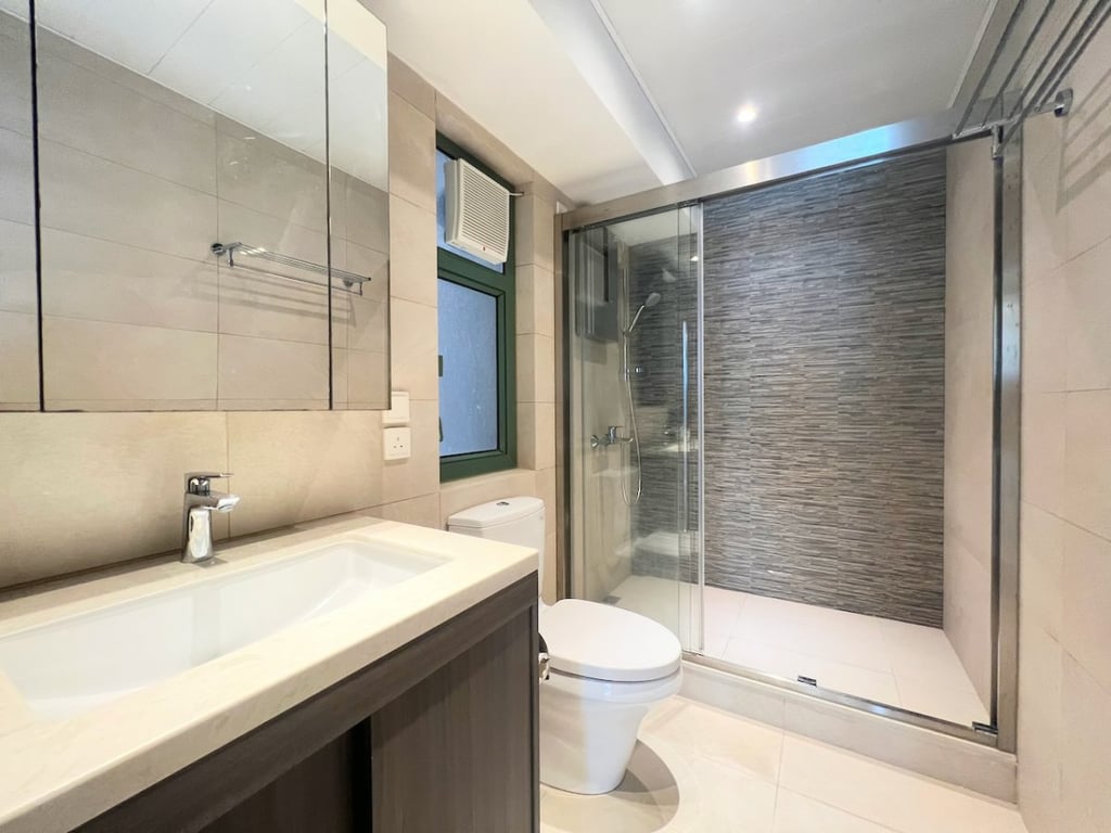 https://img.propertyraptor.com/cdn-cgi/imagedelivery/KD5bF_AFL0JDTbKLWF7z9g/ap8/ap8_001/hornet/prp/img/15c2e1d190e01292ed4bb4433a3f2f92.jpg/public