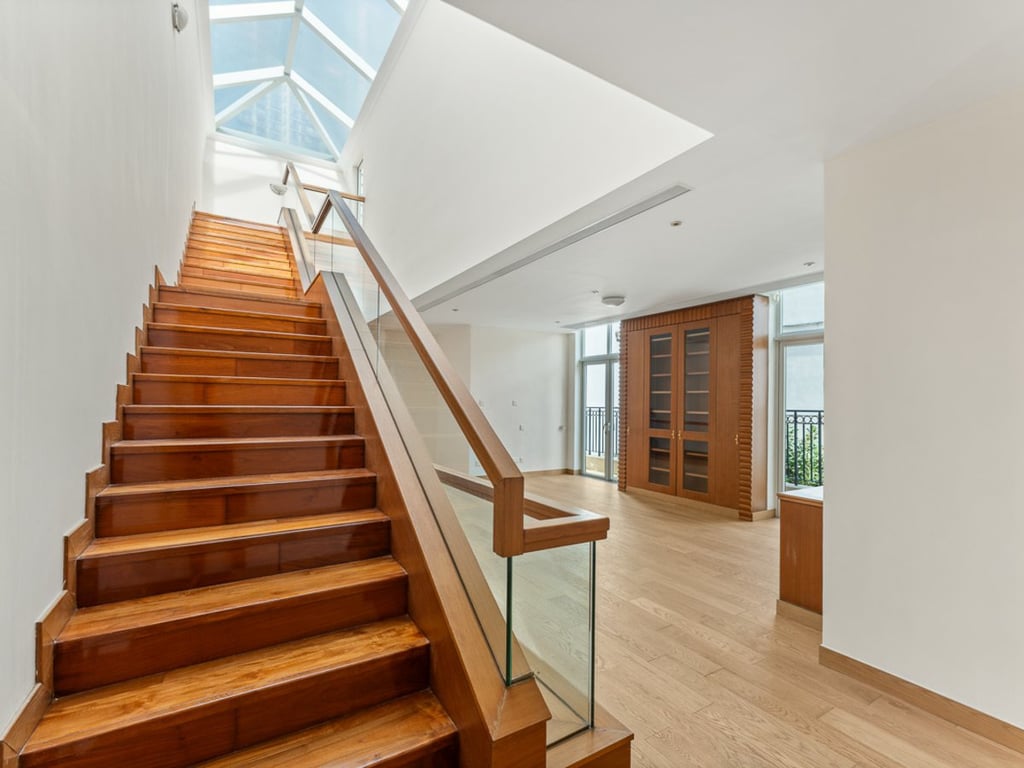 https://img.propertyraptor.com/cdn-cgi/imagedelivery/KD5bF_AFL0JDTbKLWF7z9g/ap8/ap8_001/hornet/prp/img/15ddd38ab53e10a140b1eb6f55a04269.jpg/public