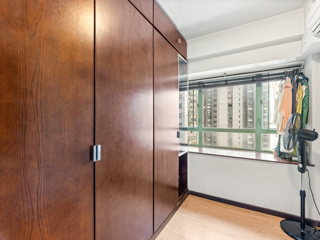 https://img.propertyraptor.com/cdn-cgi/imagedelivery/KD5bF_AFL0JDTbKLWF7z9g/ap8/ap8_001/hornet/prp/img/15ebd41eebbe32d7064cbde0528a5052-wtm.jpg/public