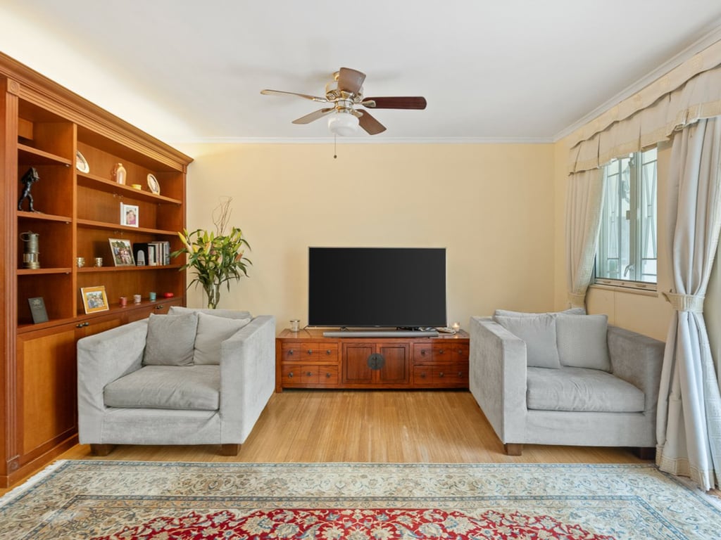https://img.propertyraptor.com/cdn-cgi/imagedelivery/KD5bF_AFL0JDTbKLWF7z9g/ap8/ap8_001/hornet/prp/img/163c06dc955f9d599e06d6f780966c0b.jpg/public