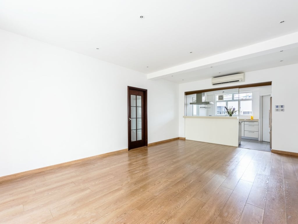 https://img.propertyraptor.com/cdn-cgi/imagedelivery/KD5bF_AFL0JDTbKLWF7z9g/ap8/ap8_001/hornet/prp/img/163db15a9a66166b88002a04c0cbb693.jpg/public