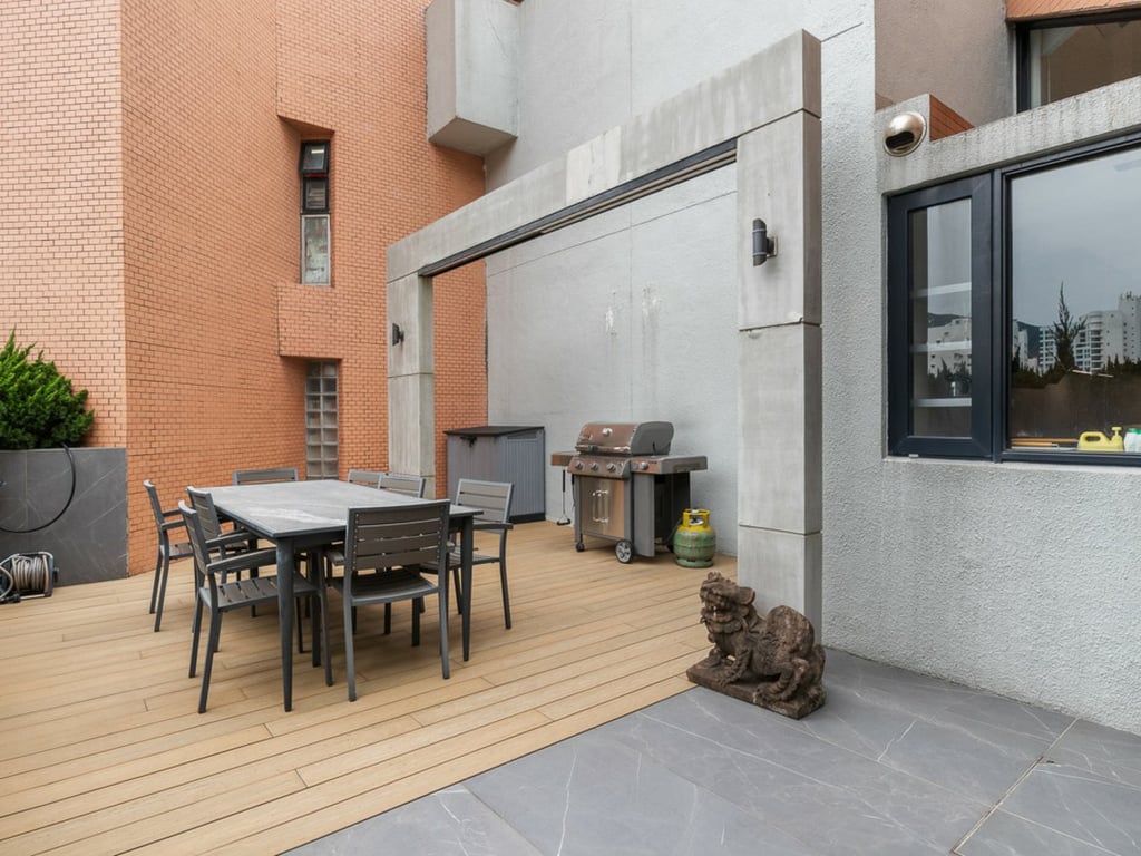 https://img.propertyraptor.com/cdn-cgi/imagedelivery/KD5bF_AFL0JDTbKLWF7z9g/ap8/ap8_001/hornet/prp/img/165c0dd7284478d6dae26fde638c6d4c.jpg/public