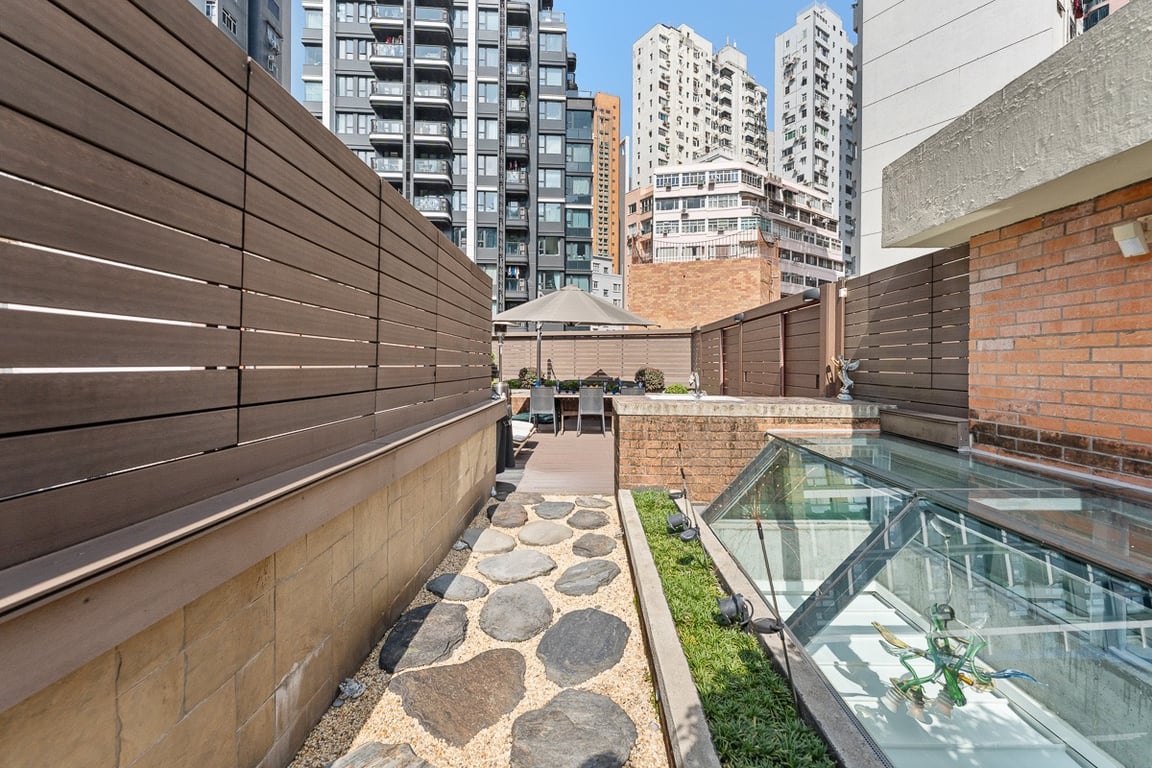 https://img.propertyraptor.com/cdn-cgi/imagedelivery/KD5bF_AFL0JDTbKLWF7z9g/ap8/ap8_001/hornet/prp/img/16cc8cf5795383c4224e4e8123b45672-wtm.jpg/public