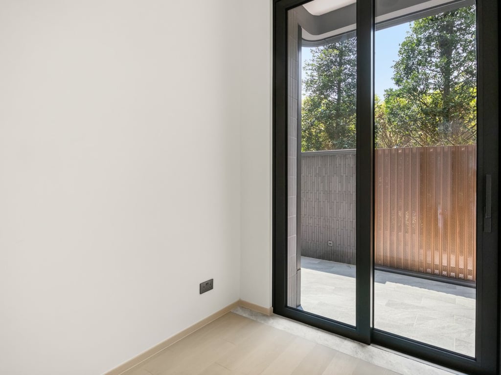 https://img.propertyraptor.com/cdn-cgi/imagedelivery/KD5bF_AFL0JDTbKLWF7z9g/ap8/ap8_001/hornet/prp/img/16ddf91366989bc16ce71267d7e84b0d.jpg/public