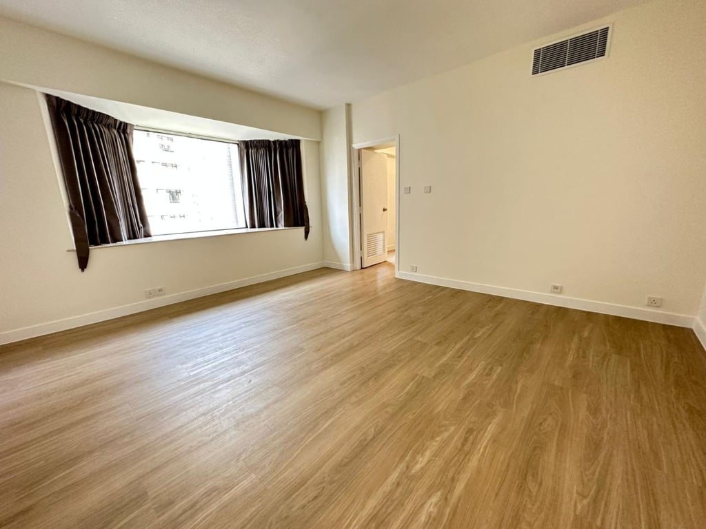 https://img.propertyraptor.com/cdn-cgi/imagedelivery/KD5bF_AFL0JDTbKLWF7z9g/ap8/ap8_001/hornet/prp/img/16fb0a3606bfd4ef6ad5b22a4f041ea0-wtm.jpg/public