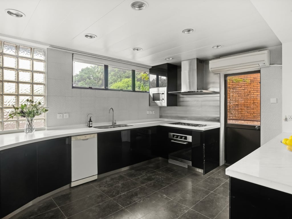 https://img.propertyraptor.com/cdn-cgi/imagedelivery/KD5bF_AFL0JDTbKLWF7z9g/ap8/ap8_001/hornet/prp/img/16fb6b78e19347c3b8c63a26c6d26815-wtm.jpg/public