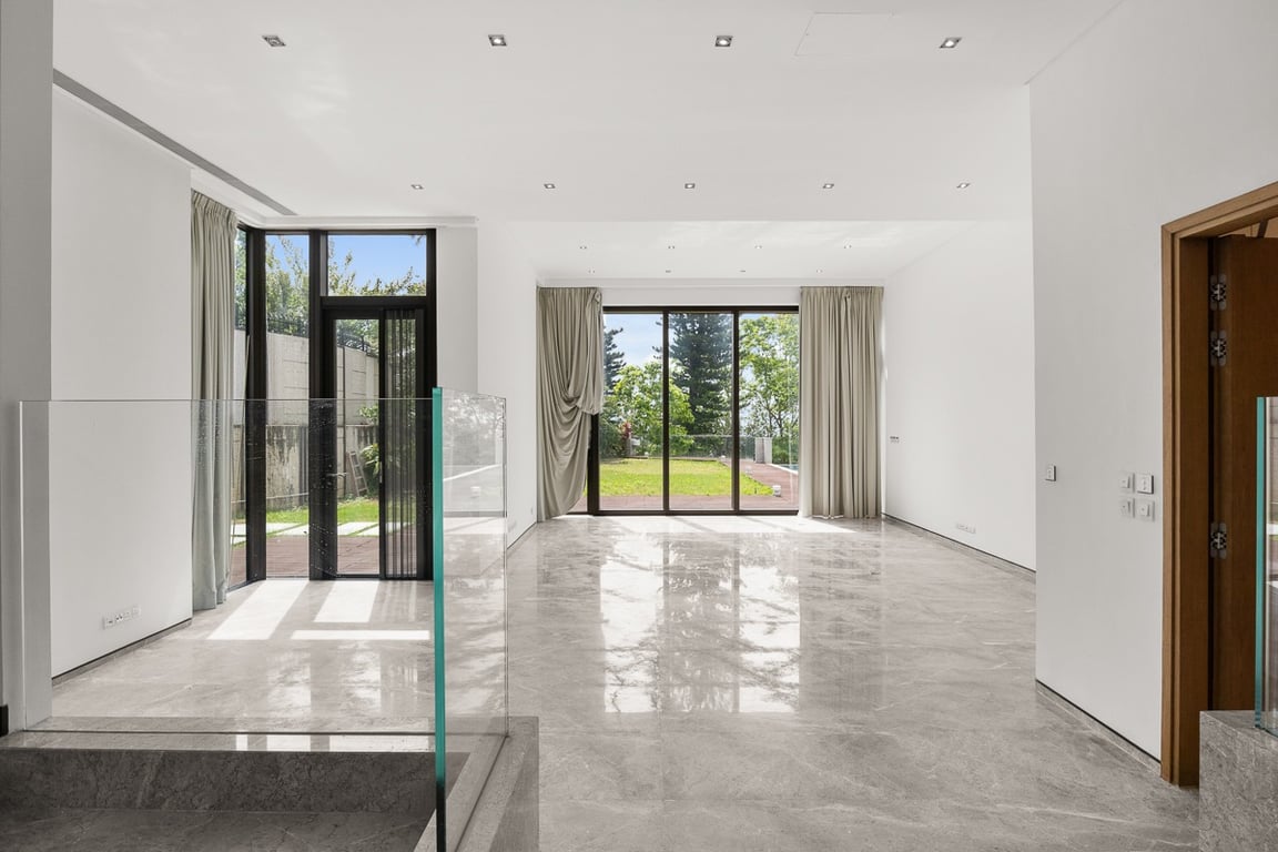 https://img.propertyraptor.com/cdn-cgi/imagedelivery/KD5bF_AFL0JDTbKLWF7z9g/ap8/ap8_001/hornet/prp/img/171bdf3204229945bcca3c7d0b89e7f7-wtm.jpg/public