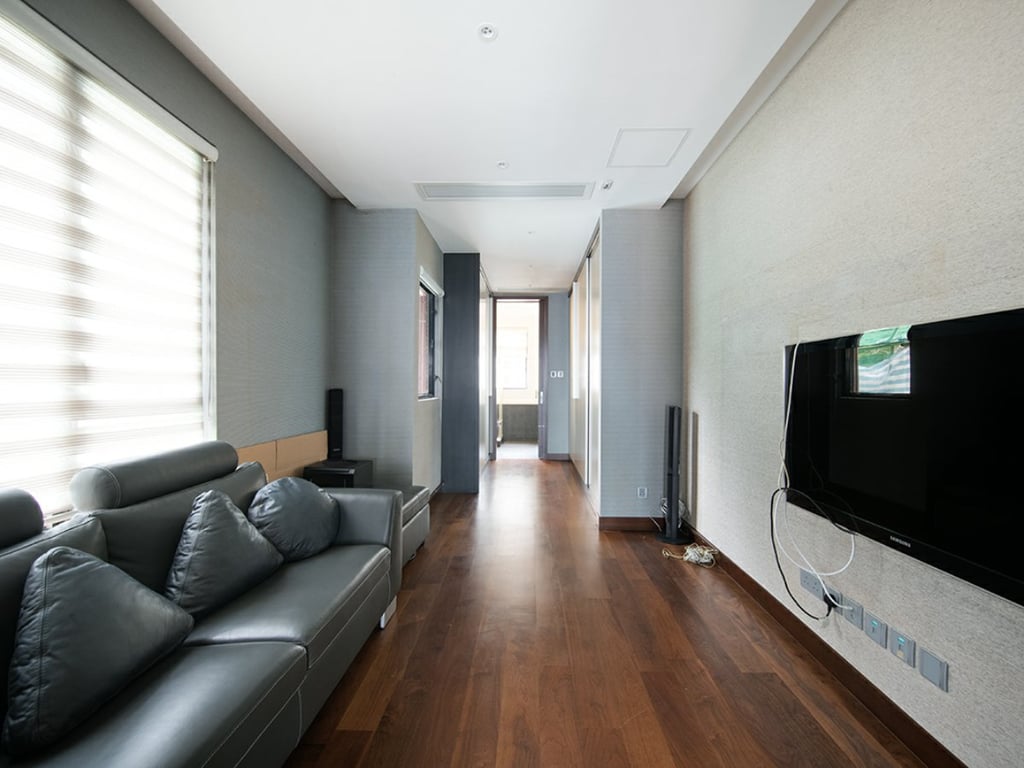https://img.propertyraptor.com/cdn-cgi/imagedelivery/KD5bF_AFL0JDTbKLWF7z9g/ap8/ap8_001/hornet/prp/img/17453e1bf3d61ee490a51bc1f8de7c37.jpg/public