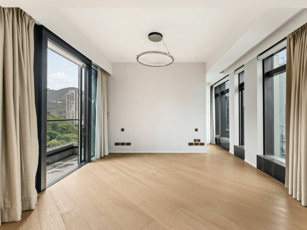 https://img.propertyraptor.com/cdn-cgi/imagedelivery/KD5bF_AFL0JDTbKLWF7z9g/ap8/ap8_001/hornet/prp/img/178e48a88acab39554561b07d28236c7.jpg/public