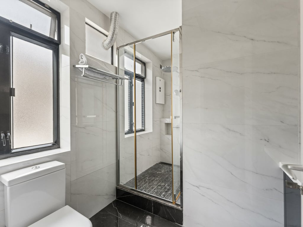 https://img.propertyraptor.com/cdn-cgi/imagedelivery/KD5bF_AFL0JDTbKLWF7z9g/ap8/ap8_001/hornet/prp/img/17aa60142db60bd627a889f7deee33bb.jpg/public