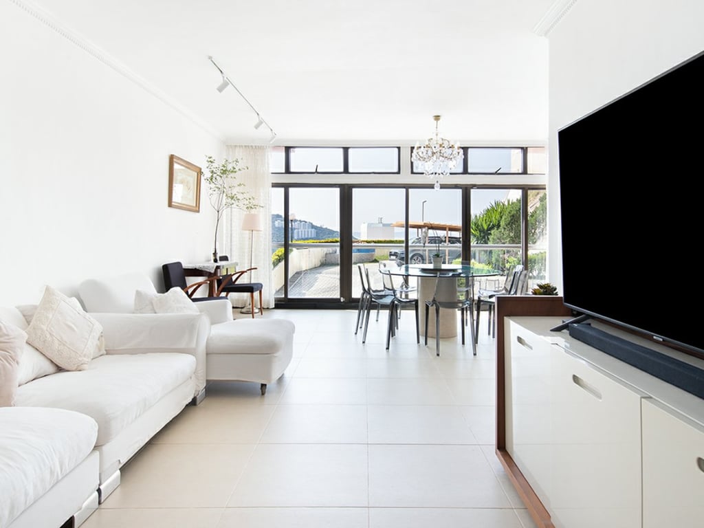 https://img.propertyraptor.com/cdn-cgi/imagedelivery/KD5bF_AFL0JDTbKLWF7z9g/ap8/ap8_001/hornet/prp/img/17bacc73c9855385c6c819978cfa19c8.jpg/public