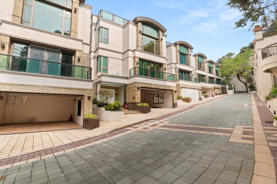 https://img.propertyraptor.com/cdn-cgi/imagedelivery/KD5bF_AFL0JDTbKLWF7z9g/ap8/ap8_001/hornet/prp/img/17f79736ef0a84f265df1086307841cc-wtm.jpg/public