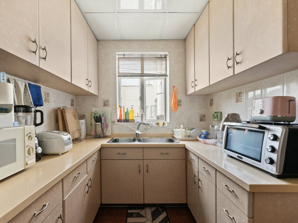 https://img.propertyraptor.com/cdn-cgi/imagedelivery/KD5bF_AFL0JDTbKLWF7z9g/ap8/ap8_001/hornet/prp/img/17fb0bae0e5929f7c6e4b142e11b4d82.jpg/public