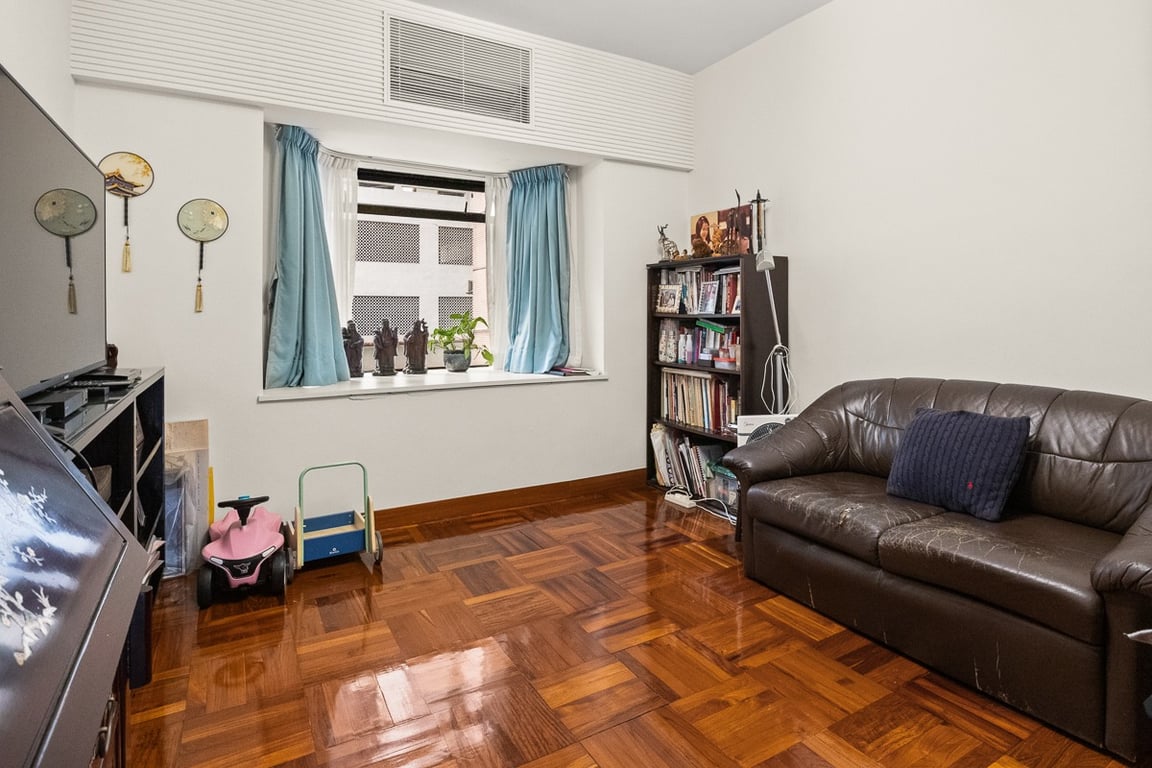 https://img.propertyraptor.com/cdn-cgi/imagedelivery/KD5bF_AFL0JDTbKLWF7z9g/ap8/ap8_001/hornet/prp/img/180bbd942d916791ea26ed78265b1b10-wtm.jpg/public