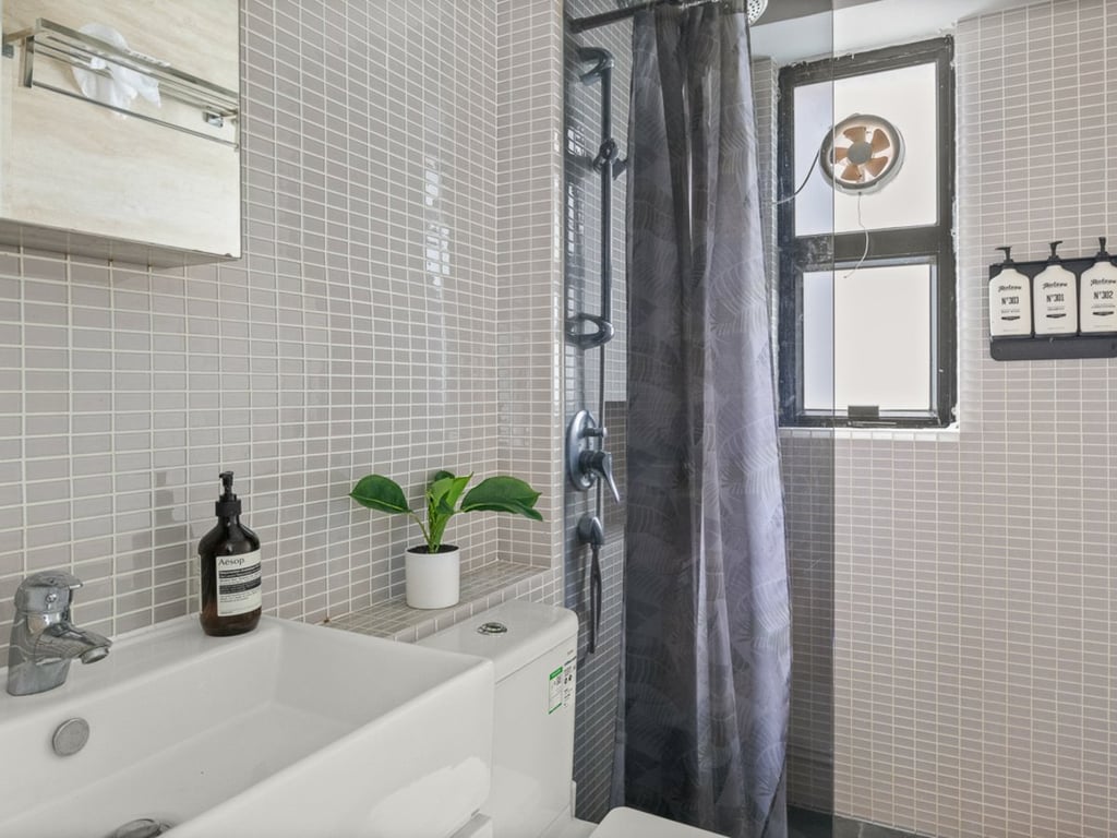 https://img.propertyraptor.com/cdn-cgi/imagedelivery/KD5bF_AFL0JDTbKLWF7z9g/ap8/ap8_001/hornet/prp/img/182eabd7806f3030474c2a405bff83da.jpg/public