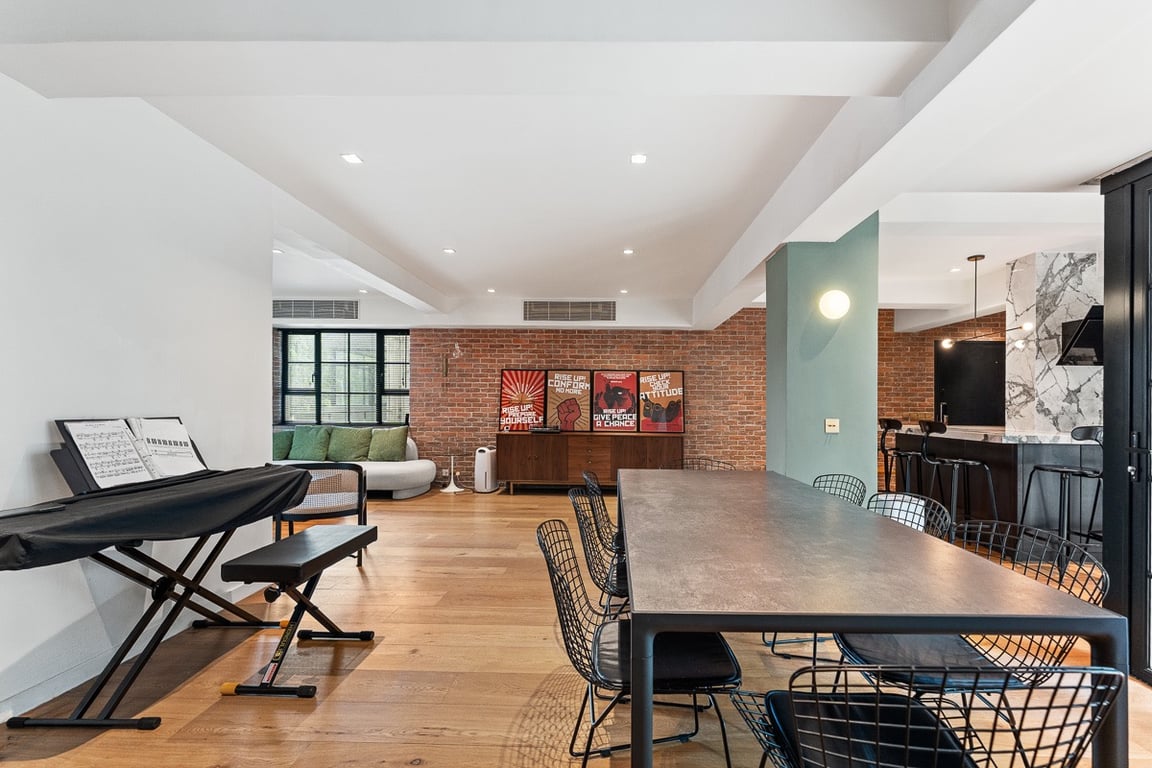 https://img.propertyraptor.com/cdn-cgi/imagedelivery/KD5bF_AFL0JDTbKLWF7z9g/ap8/ap8_001/hornet/prp/img/183d89aef4ba05061ac01e7e3728cf53-wtm.jpg/public