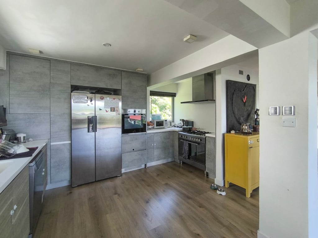 https://img.propertyraptor.com/cdn-cgi/imagedelivery/KD5bF_AFL0JDTbKLWF7z9g/ap8/ap8_001/hornet/prp/img/1896b51ddf5cb3fe89106a1771c19ef6.jpg/public