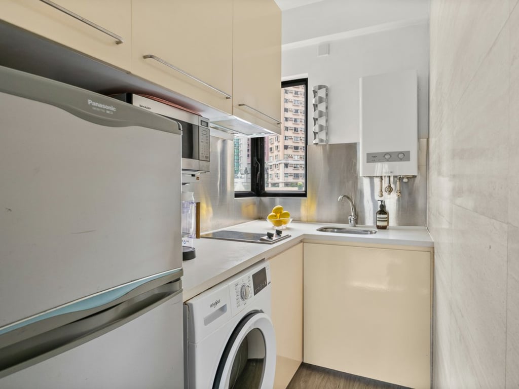 https://img.propertyraptor.com/cdn-cgi/imagedelivery/KD5bF_AFL0JDTbKLWF7z9g/ap8/ap8_001/hornet/prp/img/18c6e7a27e27a6244364c7f6b817c09b.jpg/public